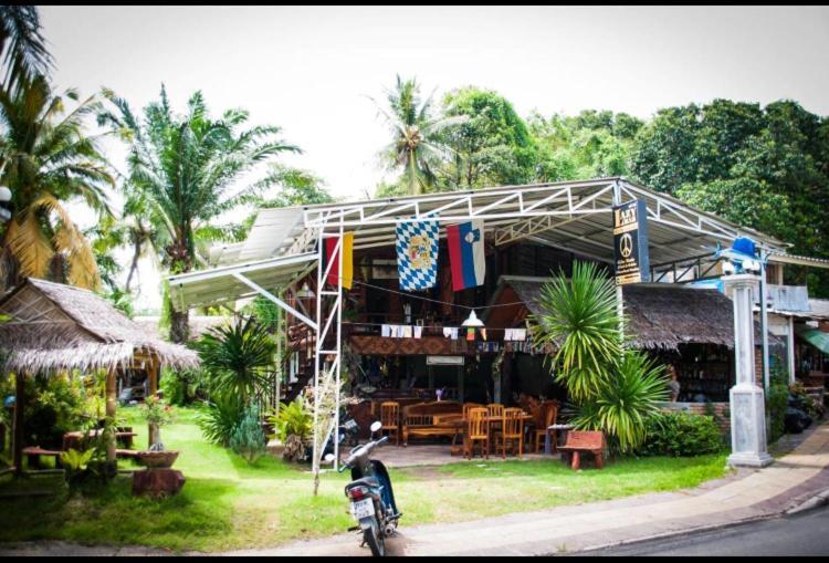 The Lazy Bar And Guesthouse Krabi town Exteriör bild